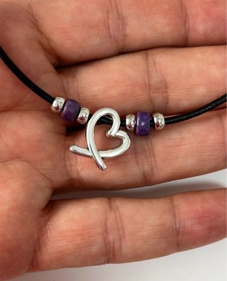 Collar cuero baño plata piedras moradas.Nuevo