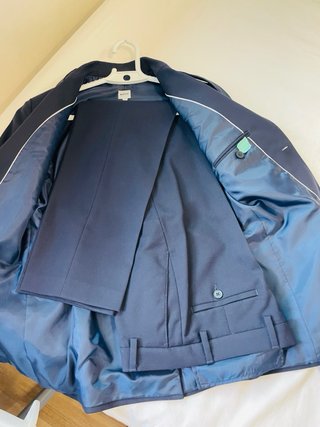 Traje azul y camisa blanca Boss