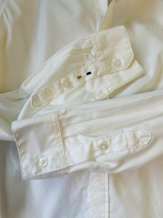 Traje azul y camisa blanca Boss