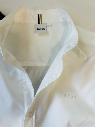 Traje azul y camisa blanca Boss