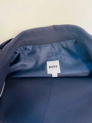 Traje azul y camisa blanca Boss