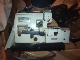 Remalladora Singer 4 hilos 842