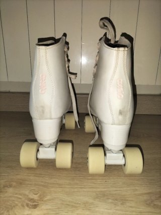 Patines blancos con cordones