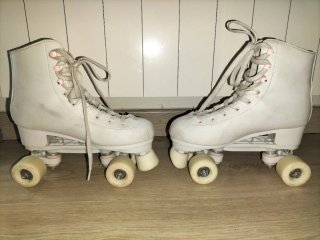 Patines blancos con cordones