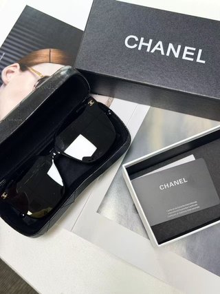 Gafas de sol Chanel cuadradas negras