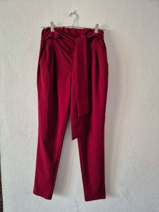 Pantalón burdeos ancho con cinturón