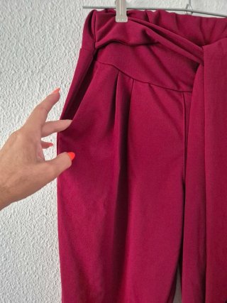Pantalón burdeos ancho con cinturón