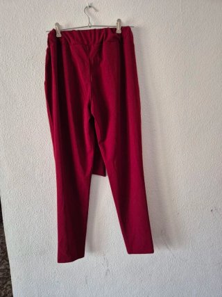 Pantalón burdeos ancho con cinturón