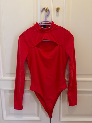 Body rojo manga larga escote cut-out Talla XS