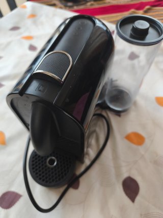 Cafetera Nespresso Inissia Negra + Aeroccino