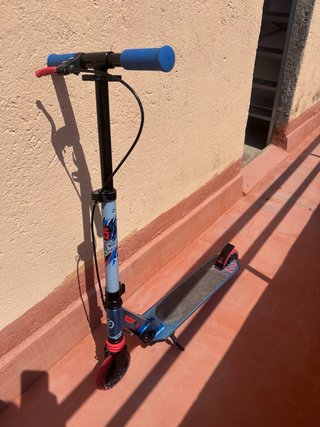 Patinete infantil azul y rojo