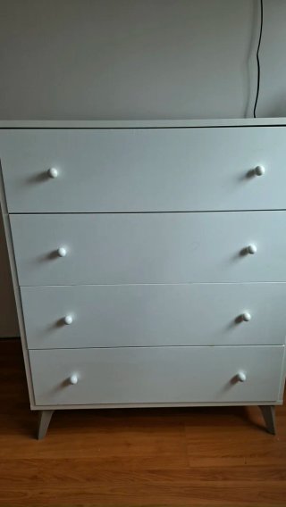 Cajonera blanca y mesitas de noche