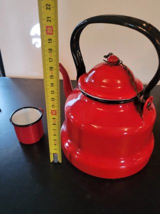 Tetera y taza rojas esmaltadas