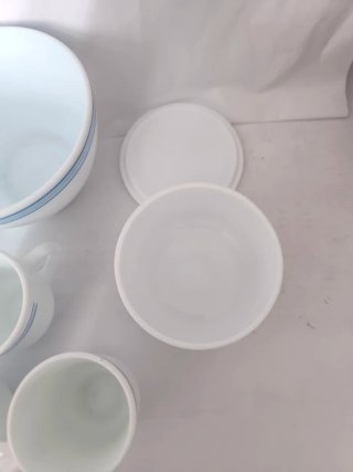 Vajilla tipo arcopal blanca con una linea azul