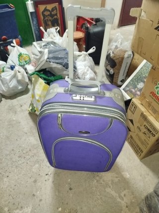 Maleta de viaje morada con ruedas