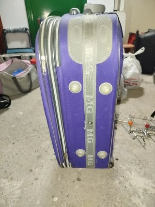Maleta de viaje morada con ruedas