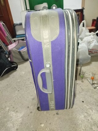 Maleta de viaje morada con ruedas