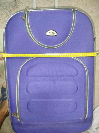 Maleta de viaje morada con ruedas