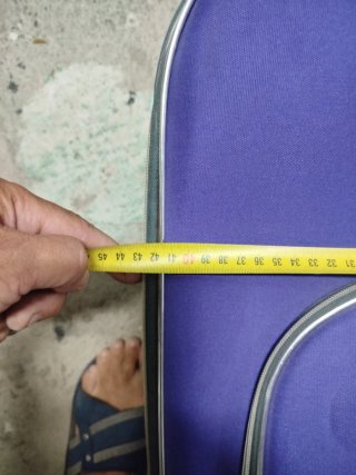 Maleta de viaje morada con ruedas