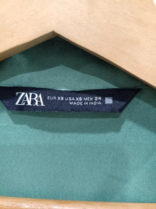 Camisa Zara verde con bordado