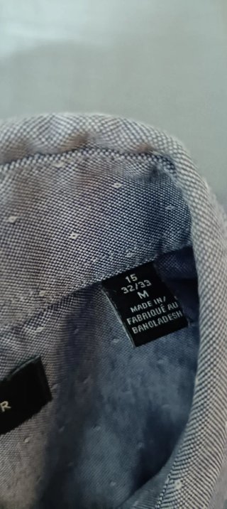 Camisa azul con puntos
