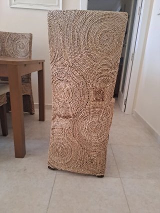Mesa extensible y 6 sillas de mimbre