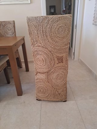 Mesa extensible y 6 sillas de mimbre