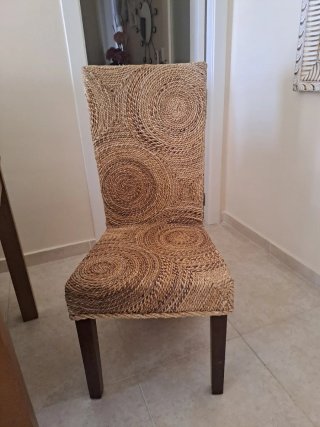 Mesa extensible y 6 sillas de mimbre
