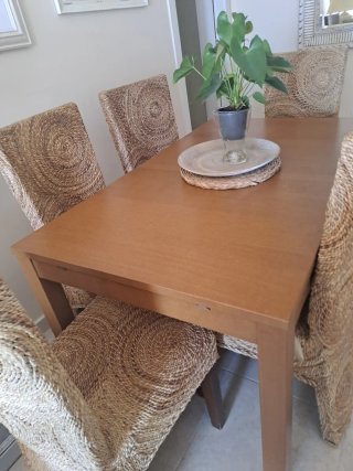 Mesa extensible y 6 sillas de mimbre