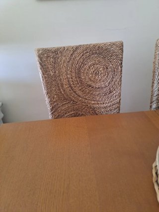 Mesa extensible y 6 sillas de mimbre