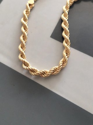 Collar de oro para hombre nuevo.