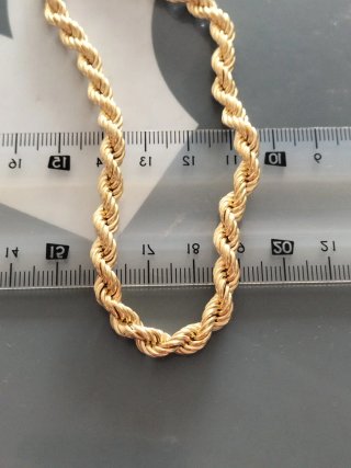 Collar de oro para hombre nuevo.