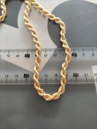 Collar de oro para hombre nuevo.
