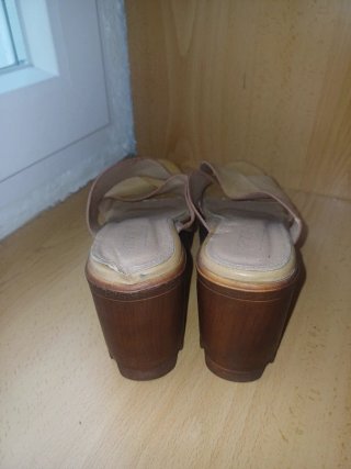 Zapatos tipo clogs beige y marrón