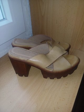 Zapatos tipo clogs beige y marrón