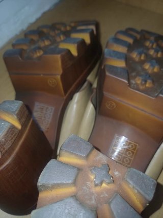 Zapatos tipo clogs beige y marrón