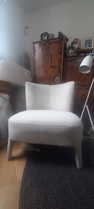 Butaca de tela gris claro para salón o dormitorio