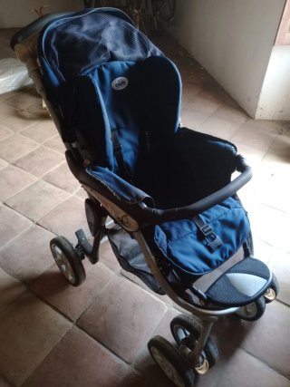 Silla de paseo azul para bebé