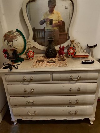 Cómoda antigua de madera para restaurar