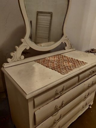 Cómoda antigua de madera para restaurar