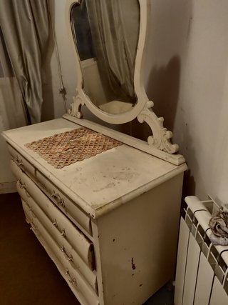 Cómoda antigua de madera para restaurar
