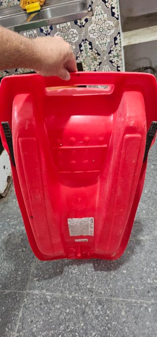 Trineo de nieve rojo