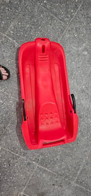 Trineo de nieve rojo