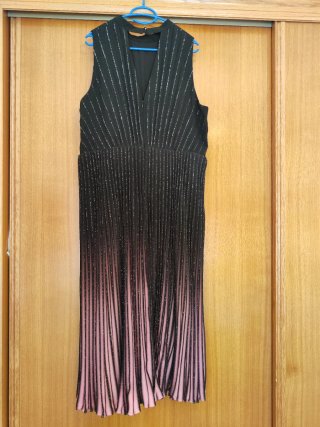 Vestido de fiesta negro y rosa