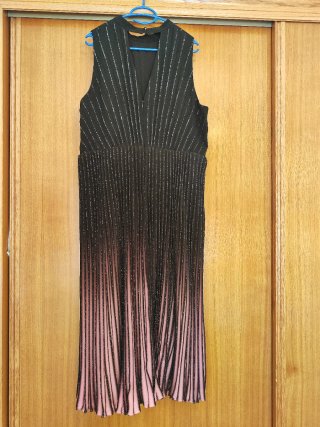 Vestido de fiesta negro y rosa