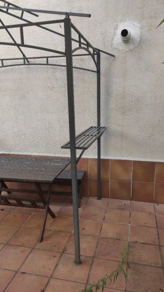 Pérgola metálica exterior.