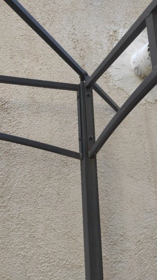 Pérgola metálica exterior.