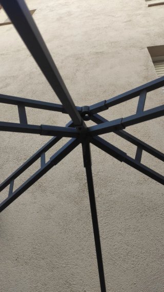 Pérgola metálica exterior.