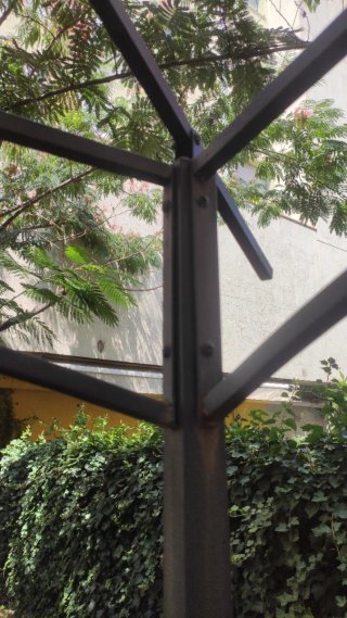 Pérgola metálica exterior.
