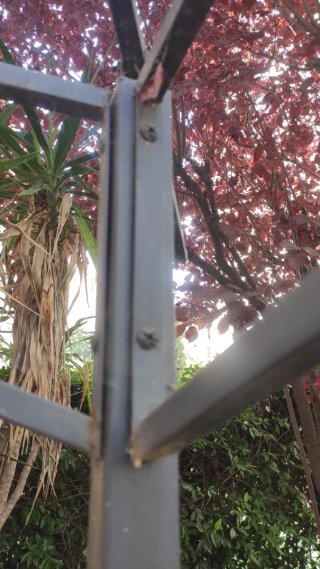 Pérgola metálica exterior.